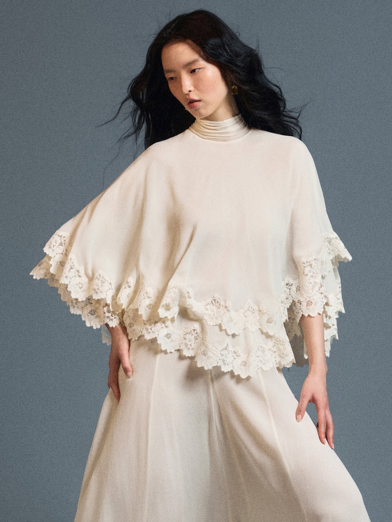 HEVE★完売　Layer Cape BL Vanilla Zephyr Lace Cape — HUONG
